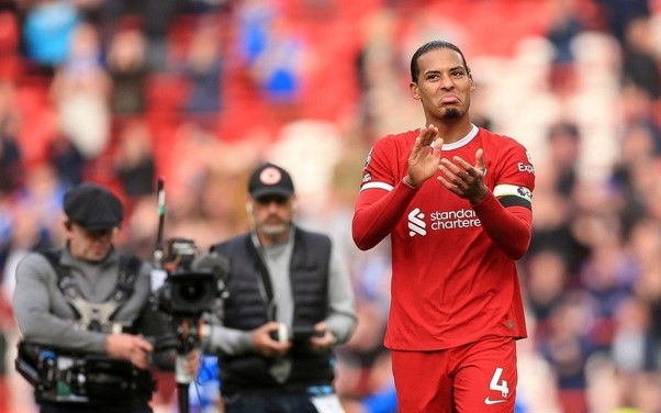 Virgil van Dijk: Trung vệ thép làm nên chuẩn mực phòng ngự hiện đại 17 Virgil van Dijk trong vai trò thủ lĩnh hàng thủ Liverpool